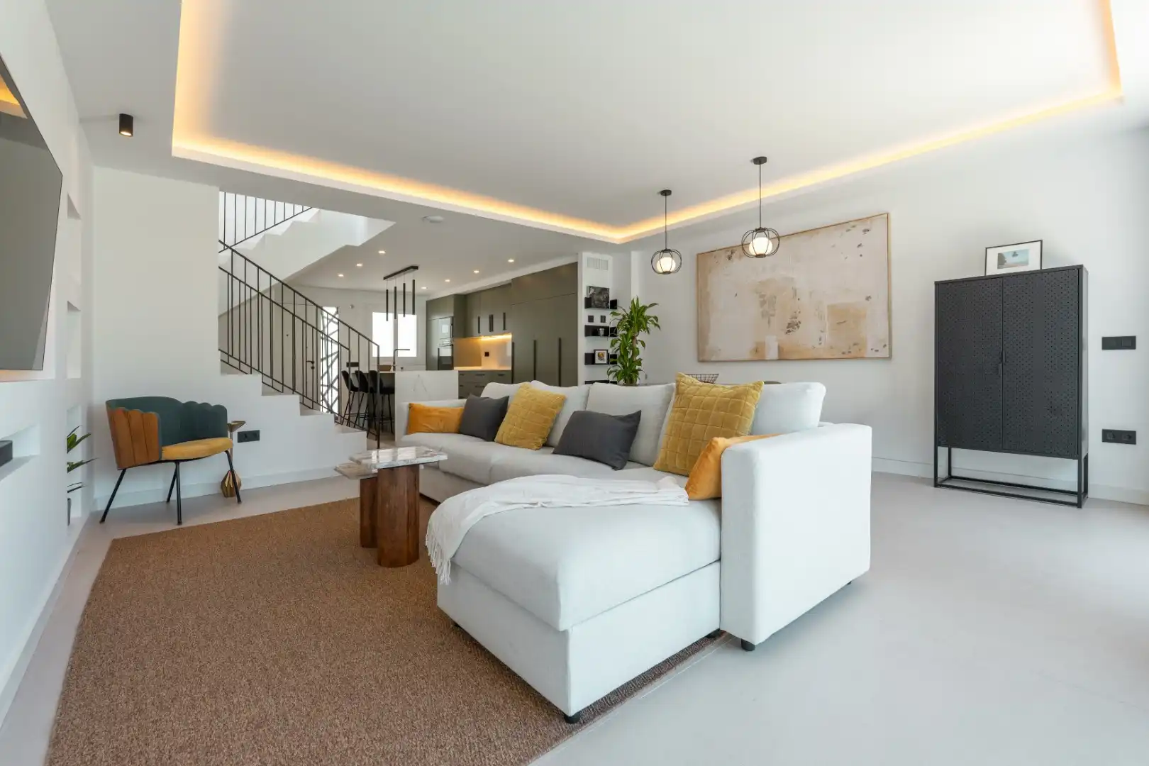 Wohnzimmer von Einfamilien-Reihenhaus zum Verkauf in Marbella mit Klimaanlage, Heizung und Privatgarten