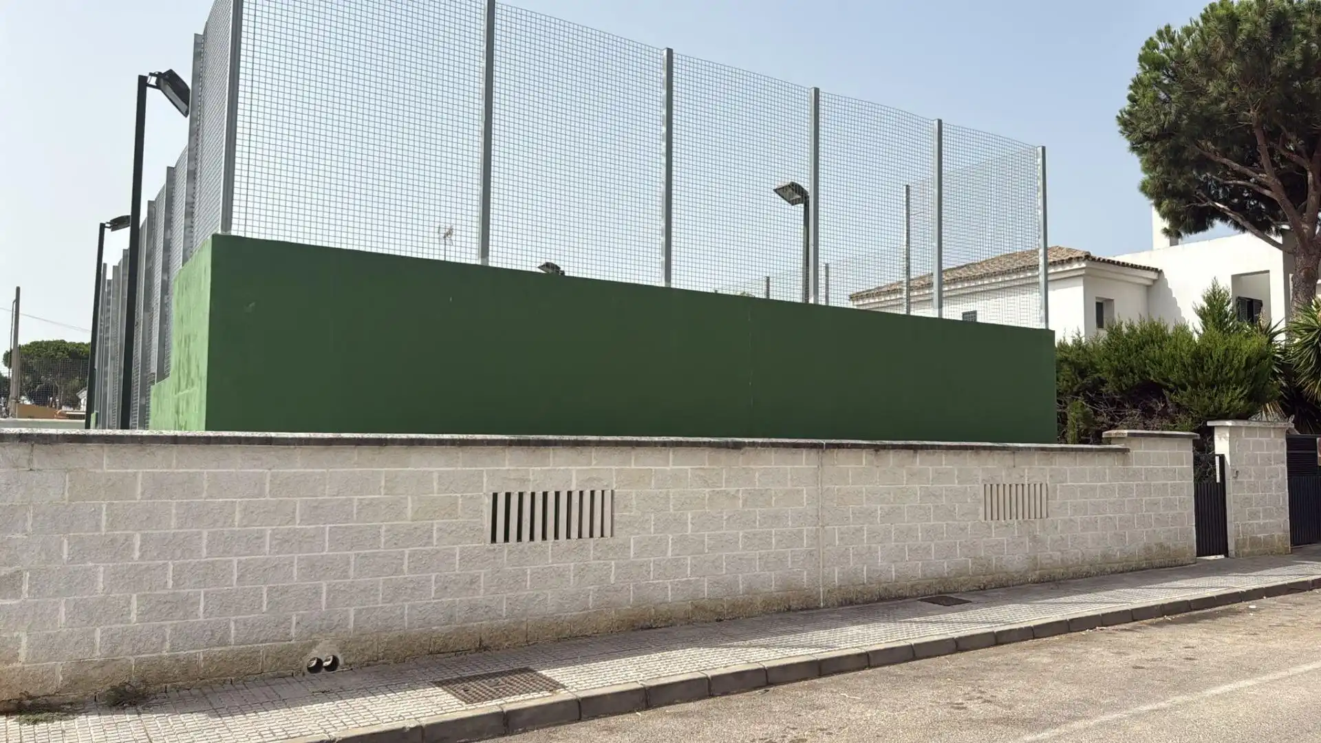 Vista exterior de Casa adosada en venta en Chiclana de la Frontera con Jardín privado, Terraza y Balcón