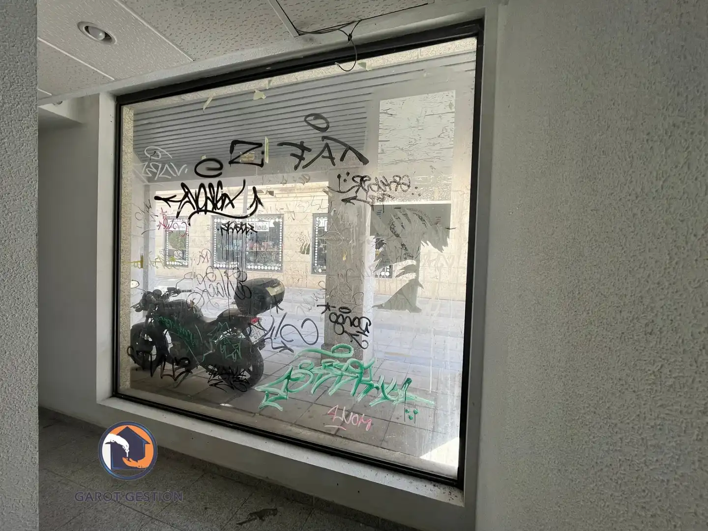 Commercial properties for sale in San Fernando de Henares  with Air Conditioner and Internet