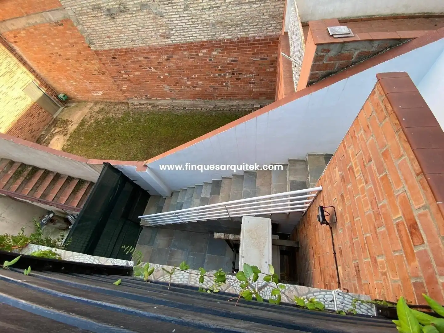 Vista exterior de Casa o xalet en venda en Rosselló amb Aire condicionat, Jardí privat i Terrassa