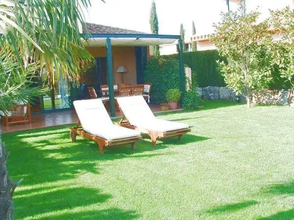 Garten von Einfamilien-Reihenhaus zum Verkauf in Navata mit Heizung, Privatgarten und Terrasse