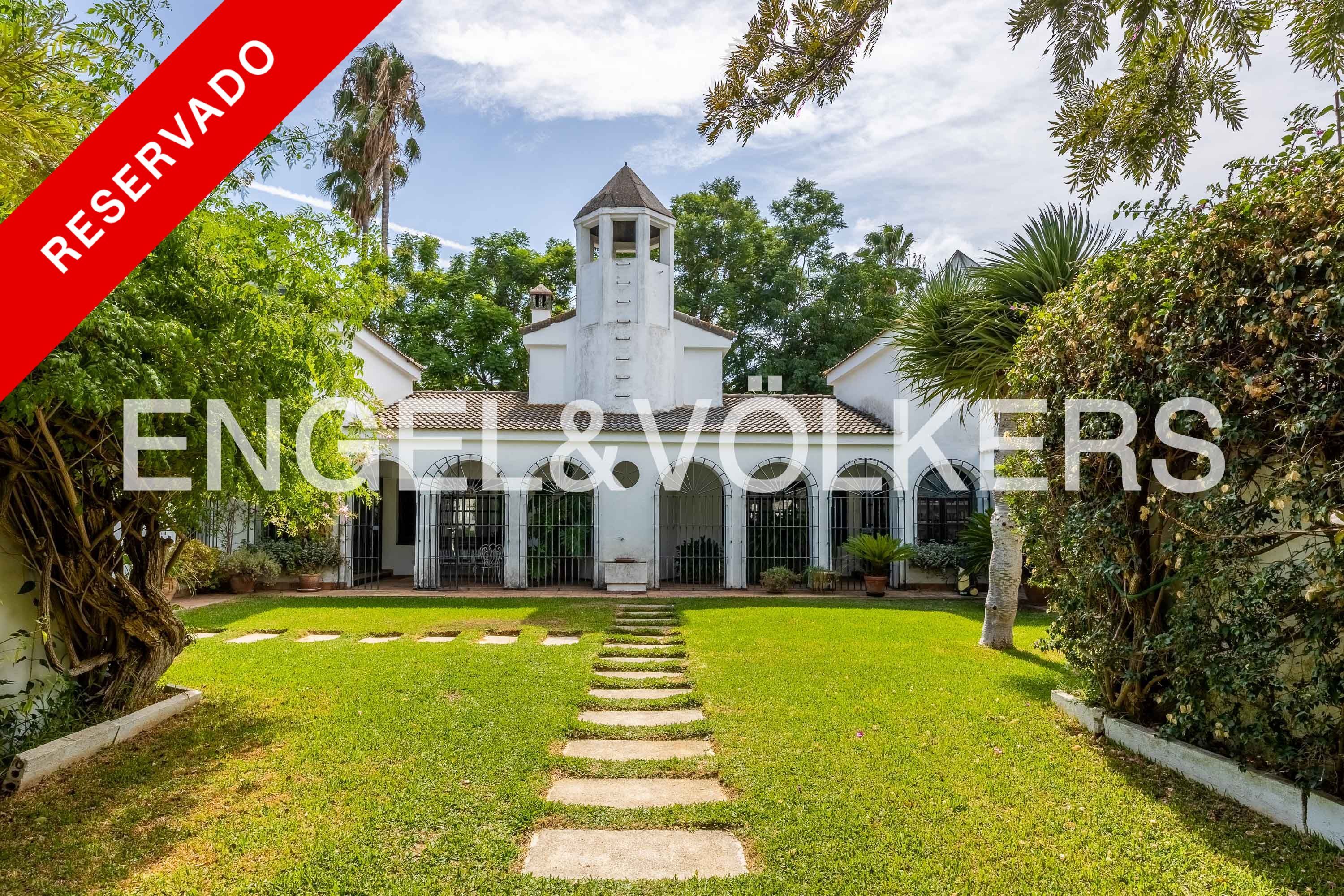Vista exterior de Casa o xalet en venda en Mairena del Aljarafe amb Calefacció, Jardí privat i Piscina