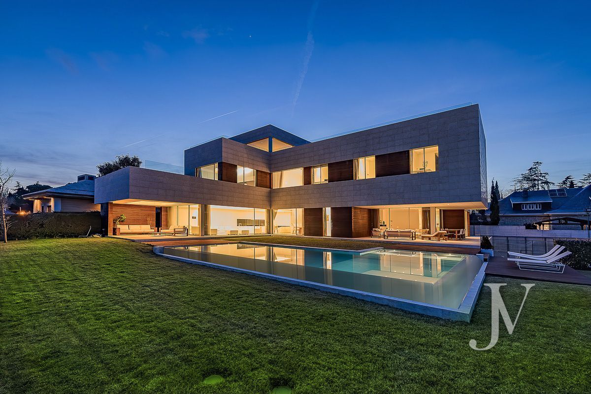 Exterior view of House or chalet for sale in  Madrid Capital  with Air Conditioner, Heating and Private garden