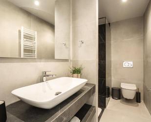 Bathroom of Flat to rent in  Sevilla Capital  with Air Conditioner, Furnished and Pets allowed