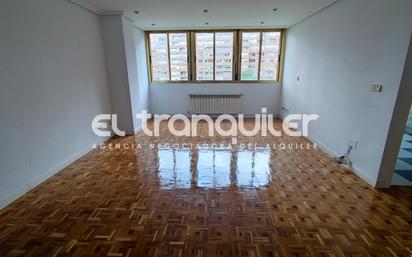 Living room of Flat to rent in  Madrid Capital  with Air Conditioner, Parquet flooring and Swimming Pool