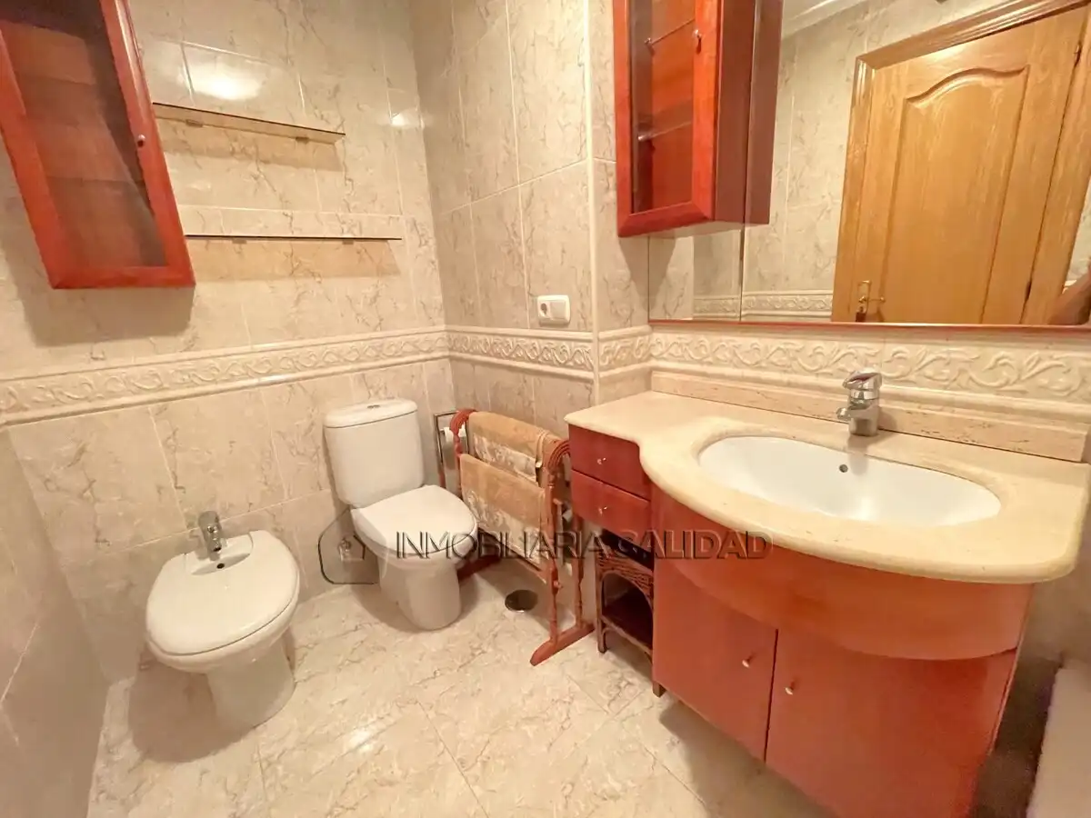 Baño de Piso de alquiler en Burgos con Calefacción, Terraza y Amueblado