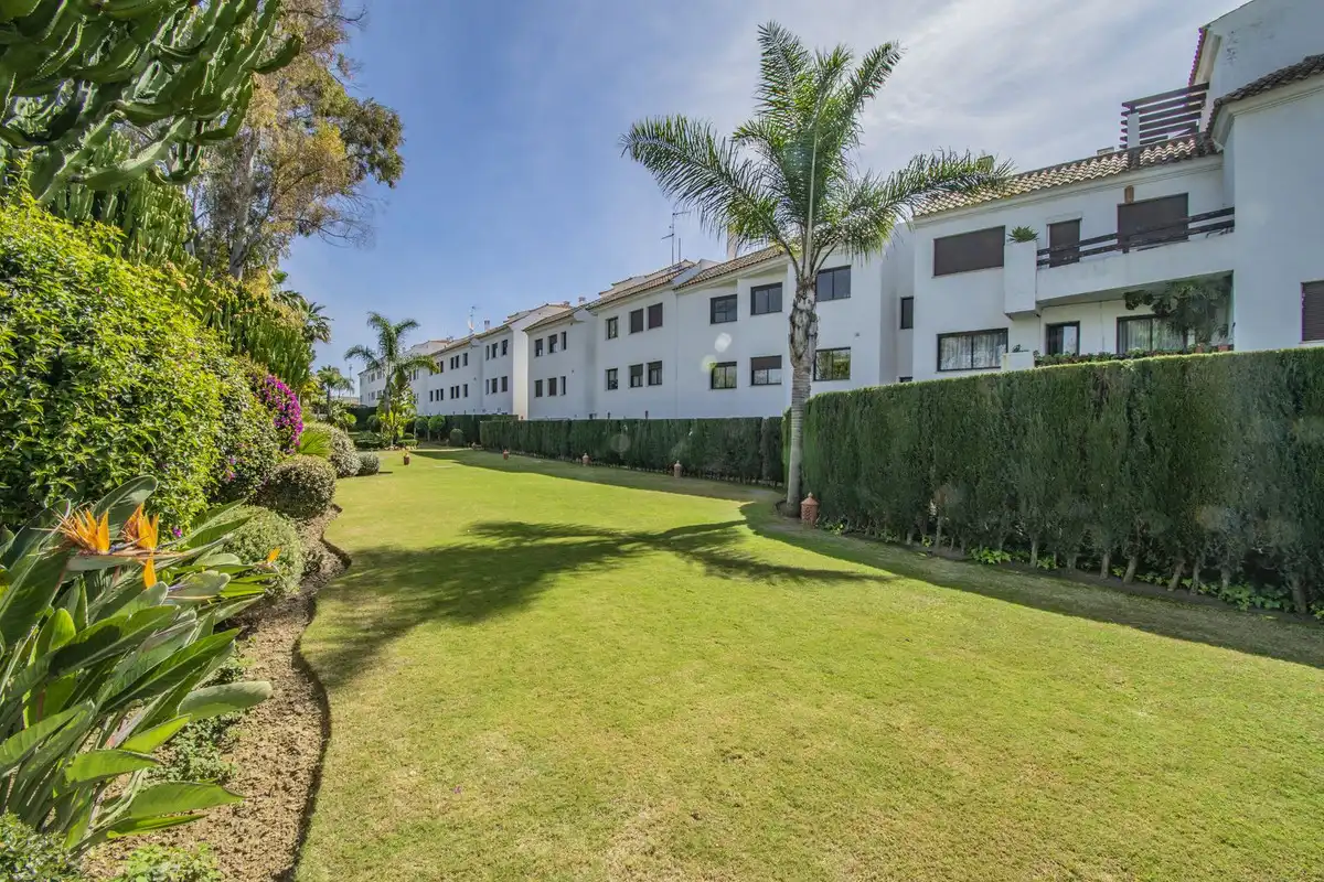 Vista exterior de Apartament en venda en Estepona amb Aire condicionat, Traster i Moblat