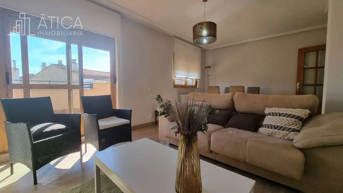 Sala d'estar de Àtic de lloguer en San Bernardo - Carmelitas - Campus