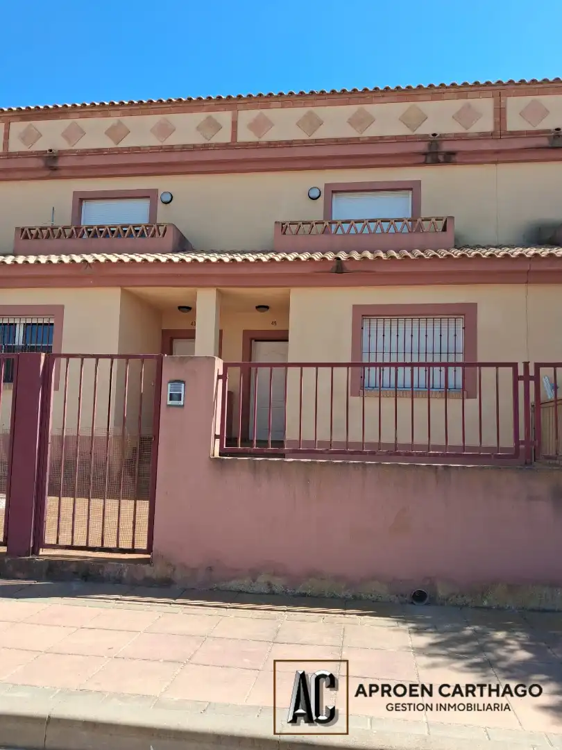 Vista exterior de Casa adosada en venda en Los Alcázares amb Calefacció, Jardí privat i Moblat