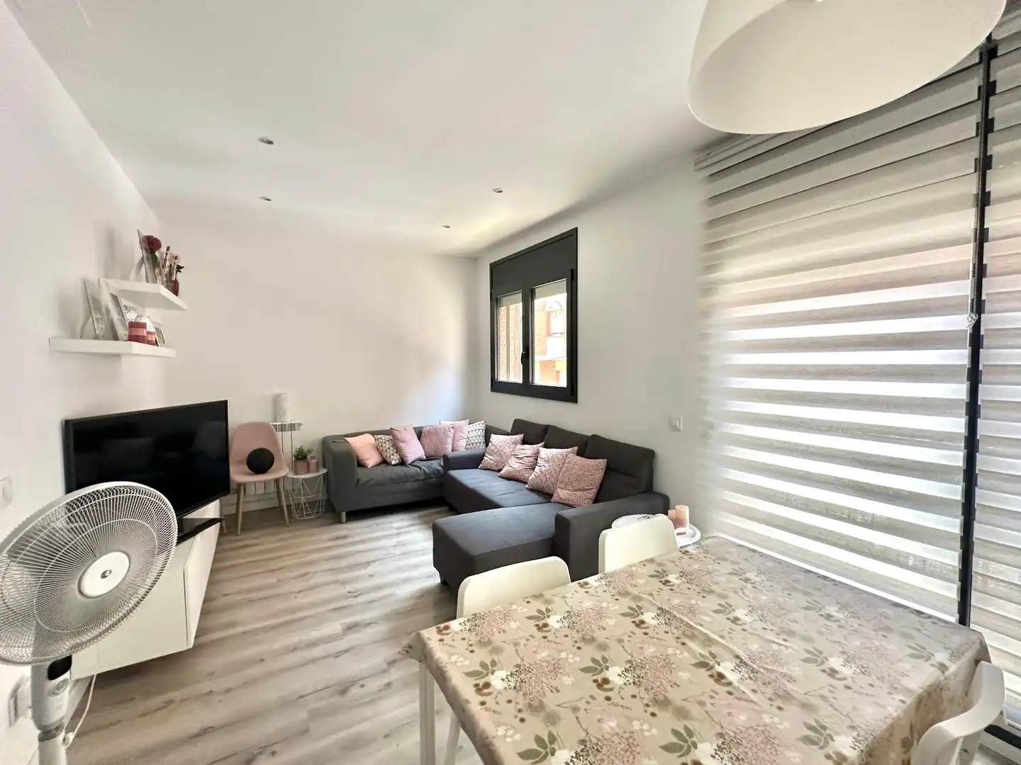 Living room of Detached homes for sale in Santa Coloma de Gramenet  with Air Conditioner, Heating and Parquet flooring