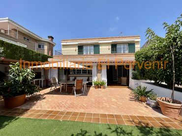 Villa con balcone in vendita a Zona Avenida Alta - Auditorio