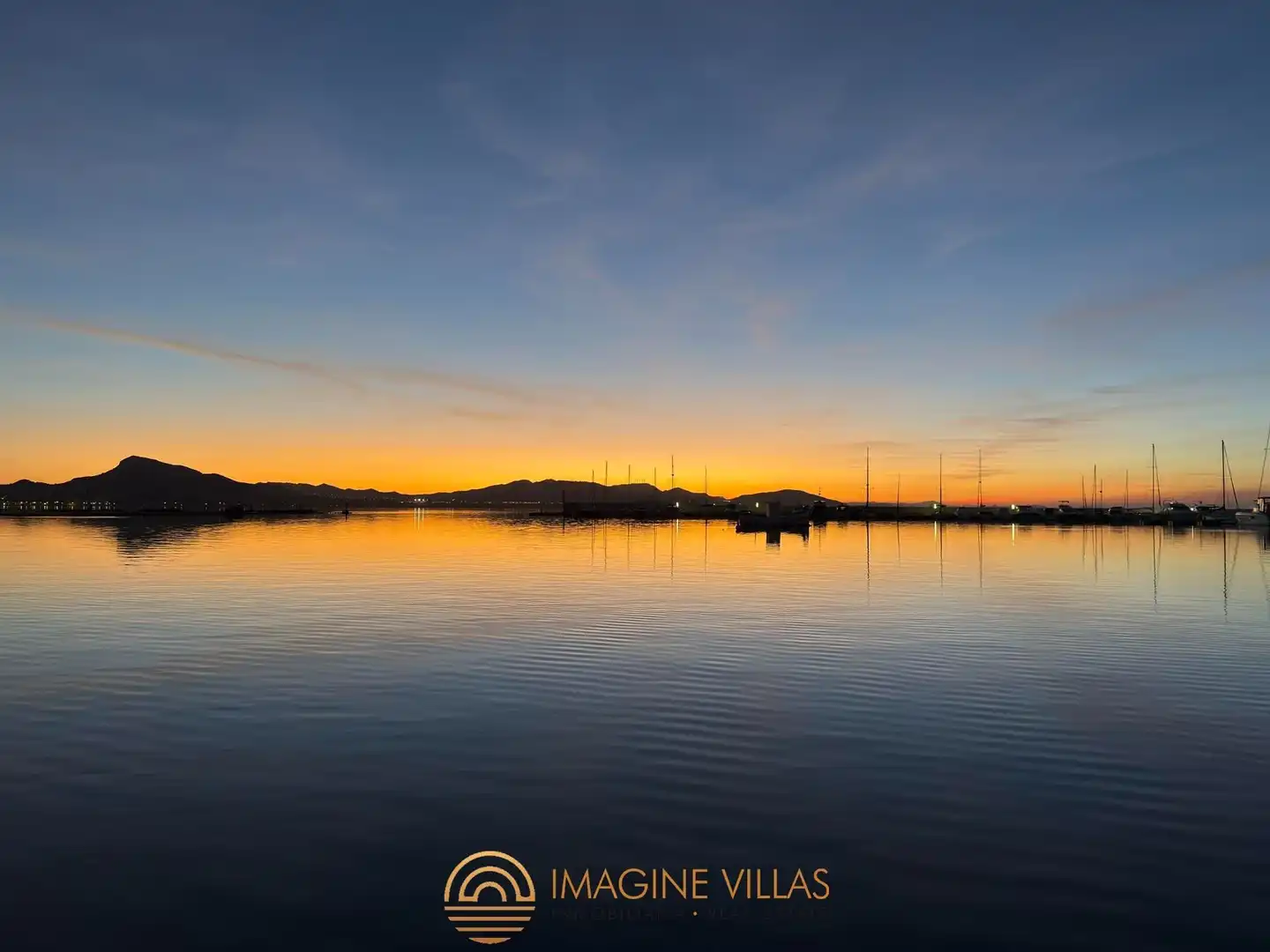 Vista exterior de Àtic en venda en La Manga del Mar Menor amb Terrassa, Traster i Piscina comunitària