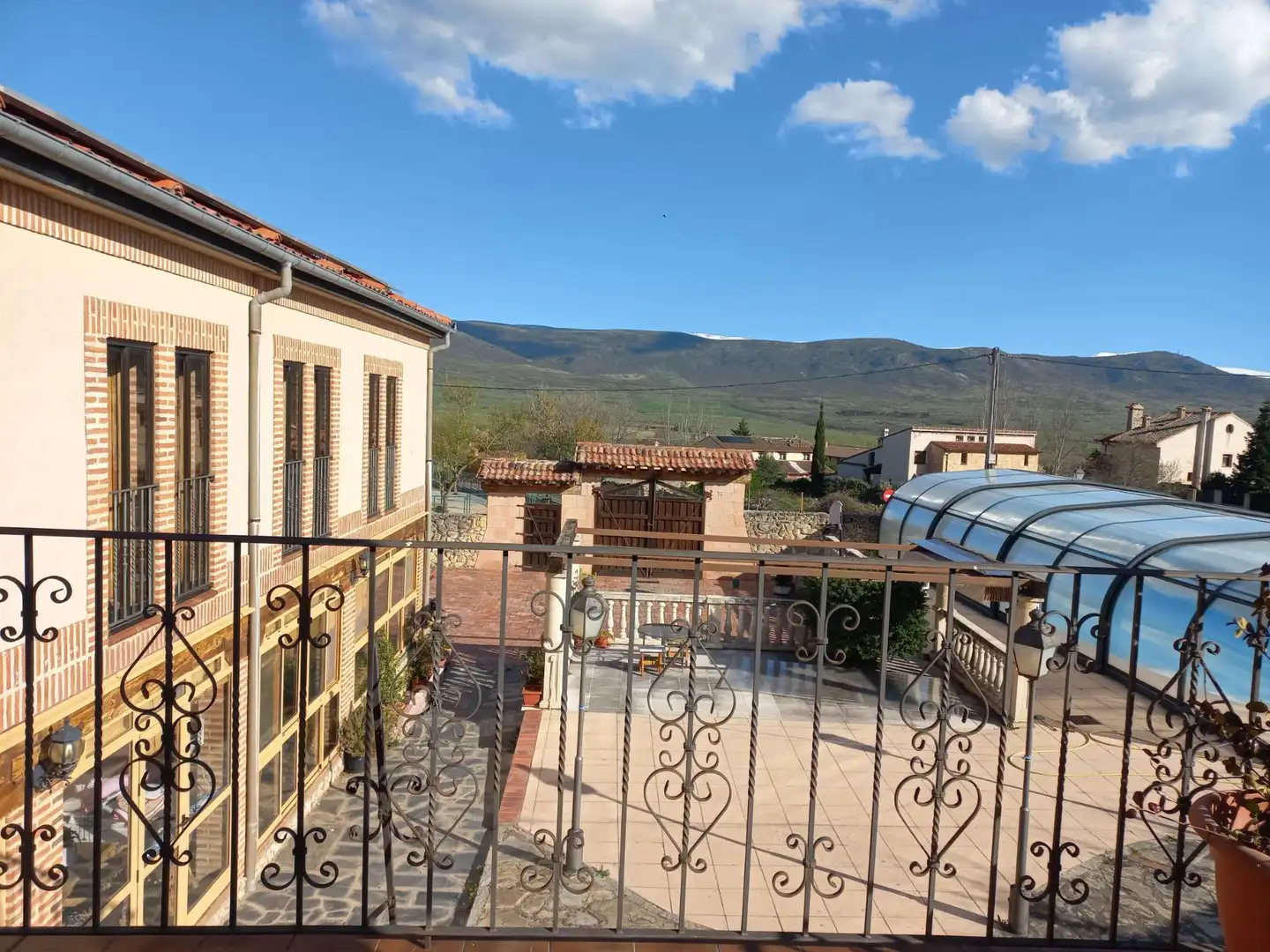 Vista exterior de Casa o xalet en venda en Torrecaballeros amb Calefacció, Jardí privat i Traster