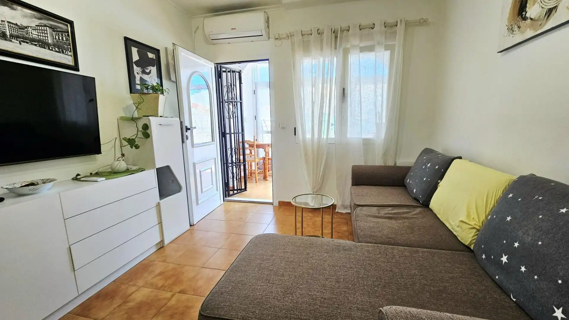 Sala d'estar de Casa o xalet en venda en Torrevieja amb Aire condicionat, Terrassa i Moblat
