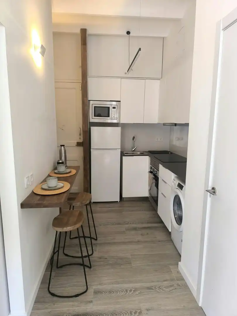 Cuina de Pis de lloguer en Barcelona amb Aire condicionat, Calefacció i Moblat