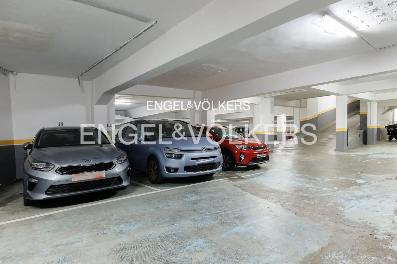 Parking de Piso en venta en Vigo  con Calefacción, Terraza y Balcón