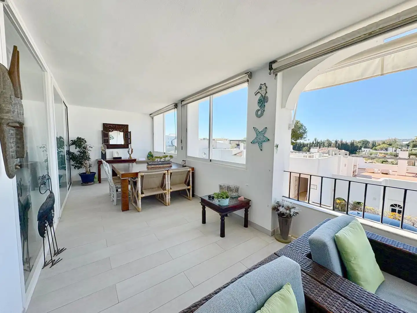 Wohnzimmer von Wohnungen zum Verkauf in Benahavís mit Klimaanlage, Terrasse und Schwimmbad