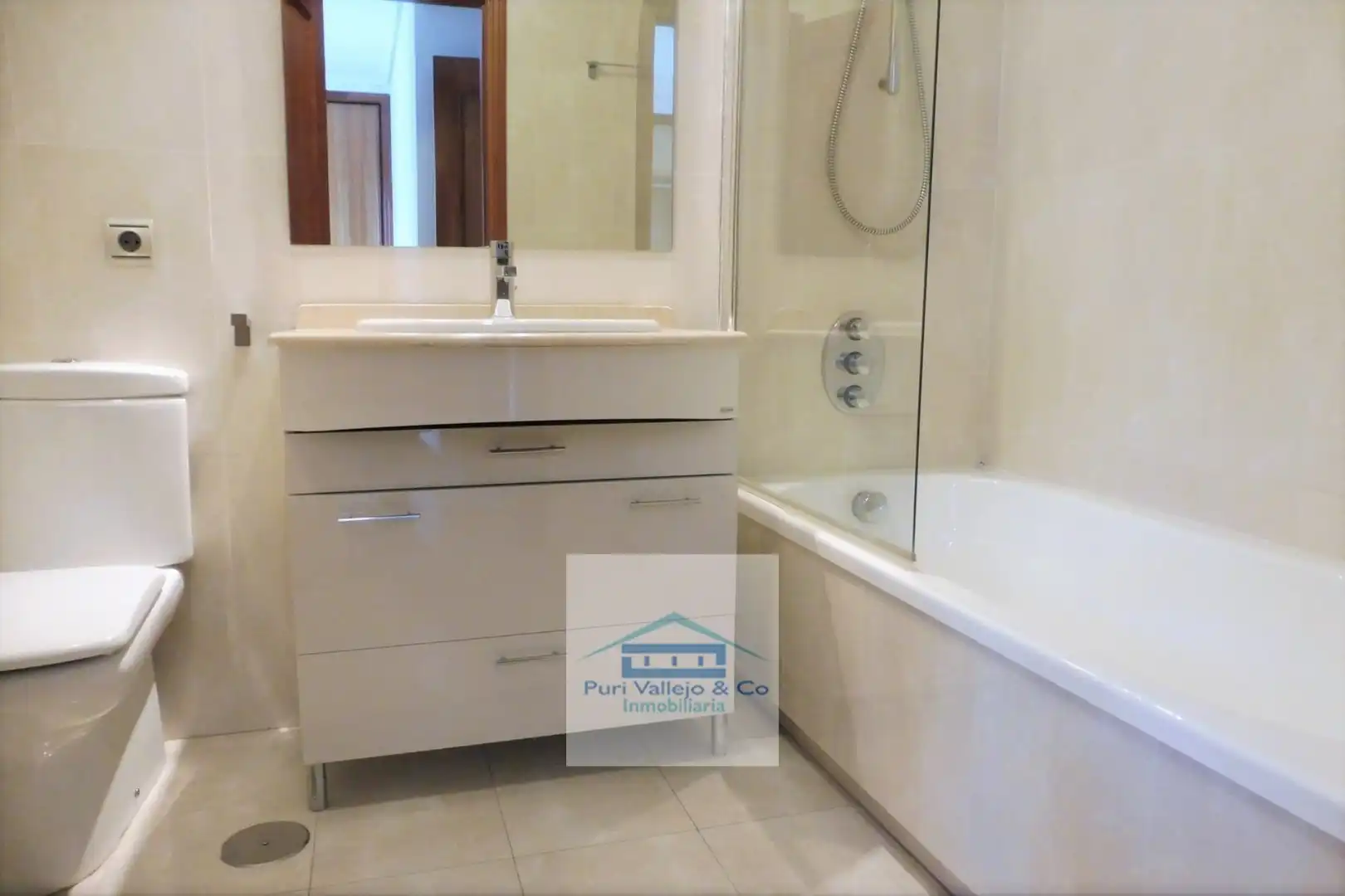 Bathroom of Flat for rent in Córdoba  with Air Conditioner, Terrace and Storage room