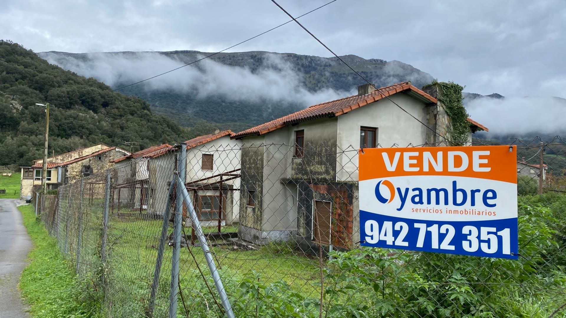 Vista exterior de Edifici en venda en Ruesga