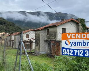 Vista exterior de Edifici en venda en Ruesga