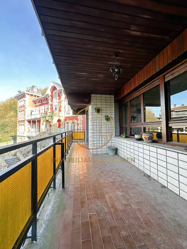 Vista exterior de Pis en venda en Irura amb Jardí privat, Terrassa i Balcó
