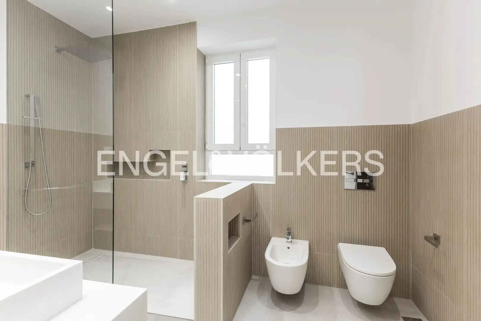 Badezimmer von Wohnung zum Verkauf in Madrid mit Klimaanlage und Heizung