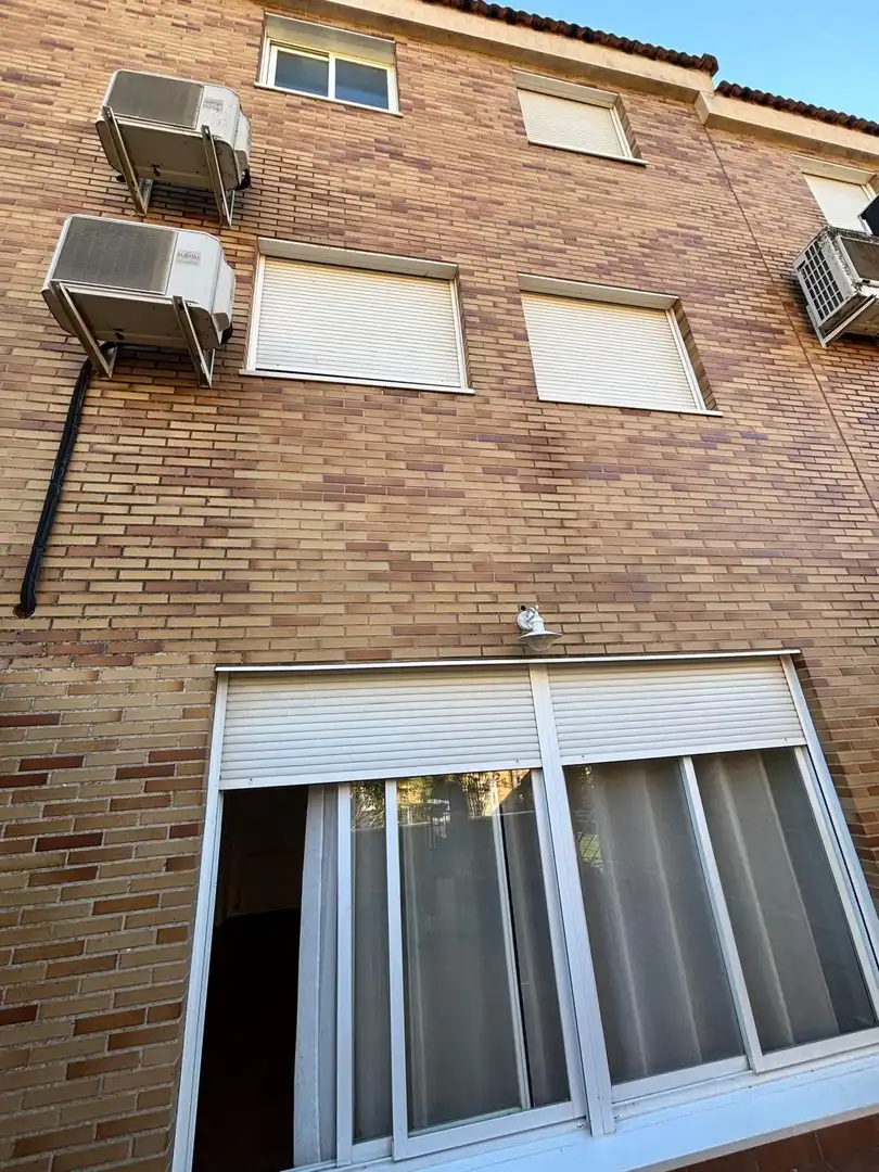 Vista exterior de Casa o xalet en venda en Cáceres amb Aire condicionat, Calefacció i Jardí privat