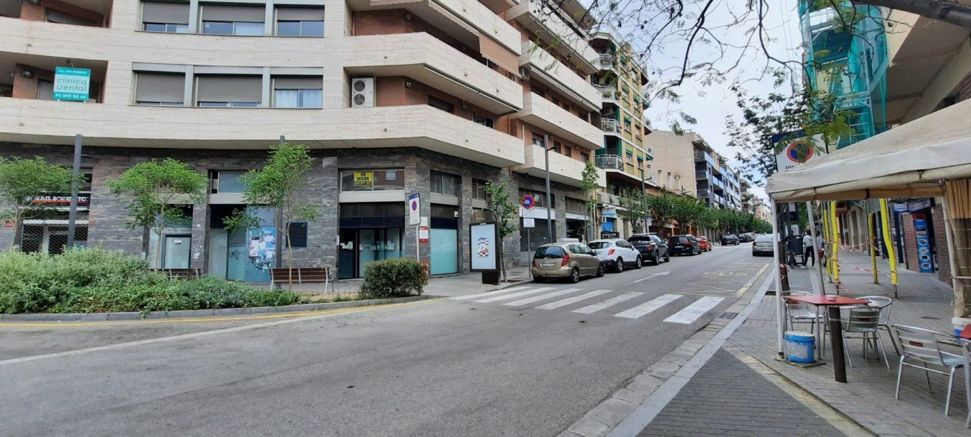 Vista exterior de Local en venda en Ripollet