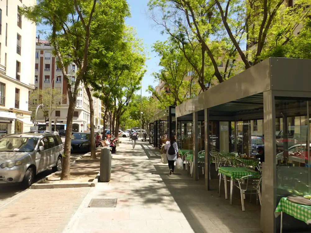 Außenansicht von Wohnung zur Miete in Madrid mit Klimaanlage, Heizung und Parkett