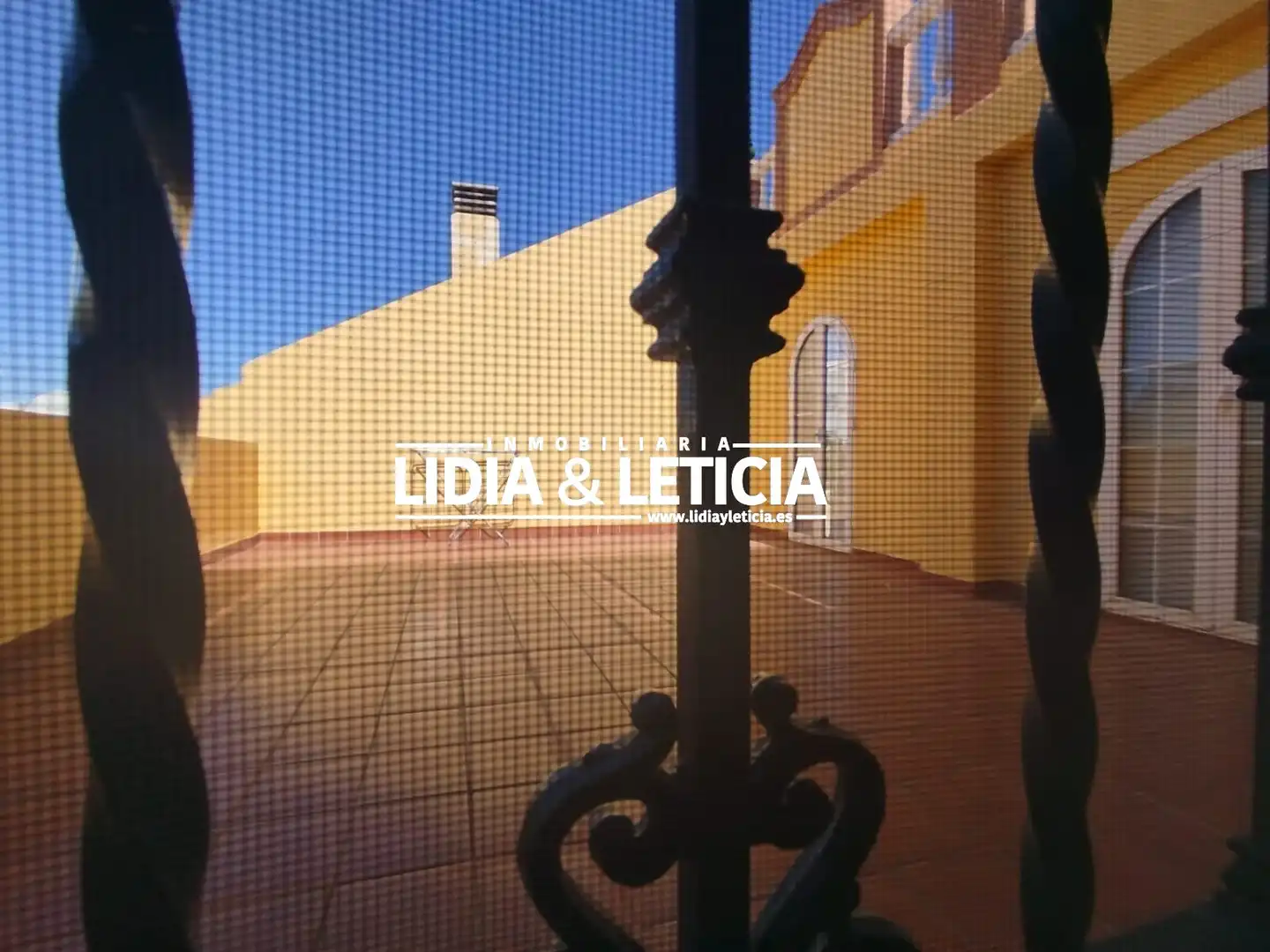 Vista exterior de Casa o xalet en venda en Alcalá de Guadaira amb Aire condicionat i Traster