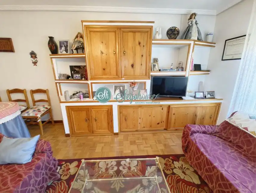 Living room of Flat for sale in Segovia  with Heating, Parquet flooring and Terrace