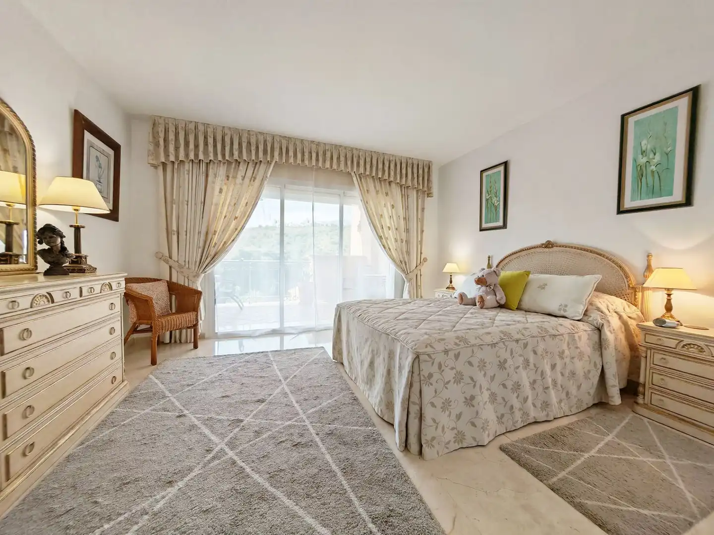 Schlafzimmer von Wohnungen zum Verkauf in Marbella mit Terrasse, Möbliert und Gemeinschaftspool