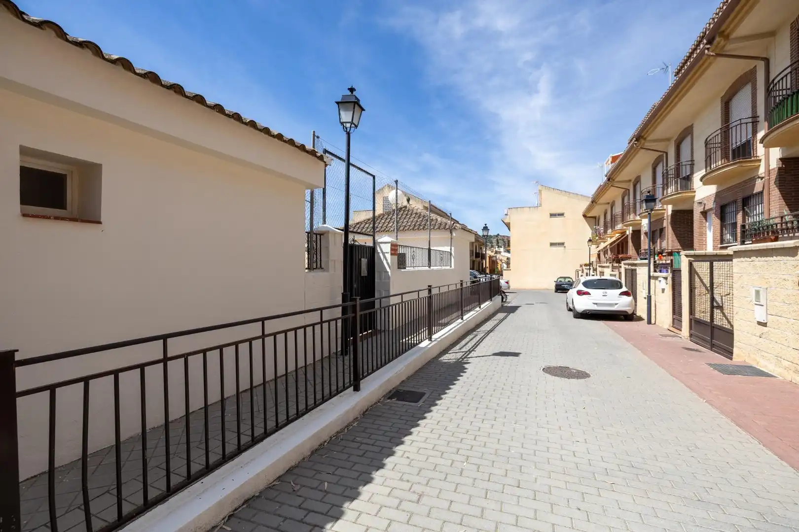 Casa aparellada amb terrassa en venda a Cenes de la Vega, imagen 3