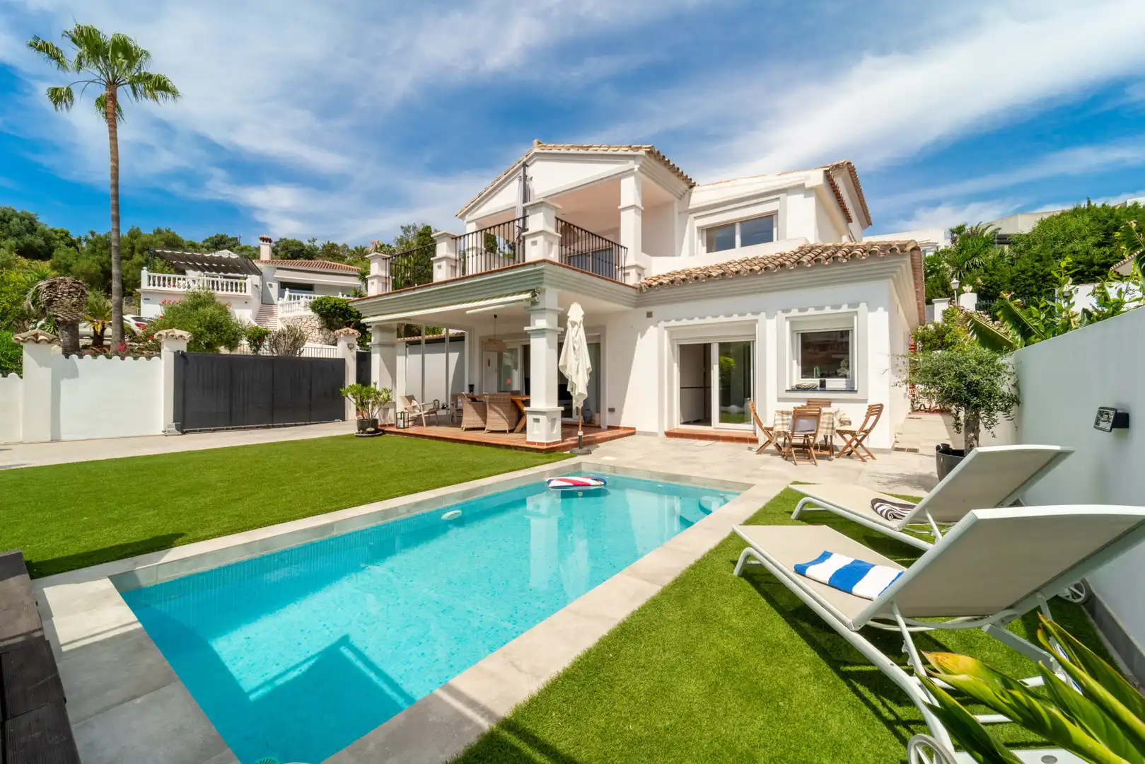 Vista exterior de Casa o xalet en venda en Mijas amb Aire condicionat, Jardí privat i Terrassa