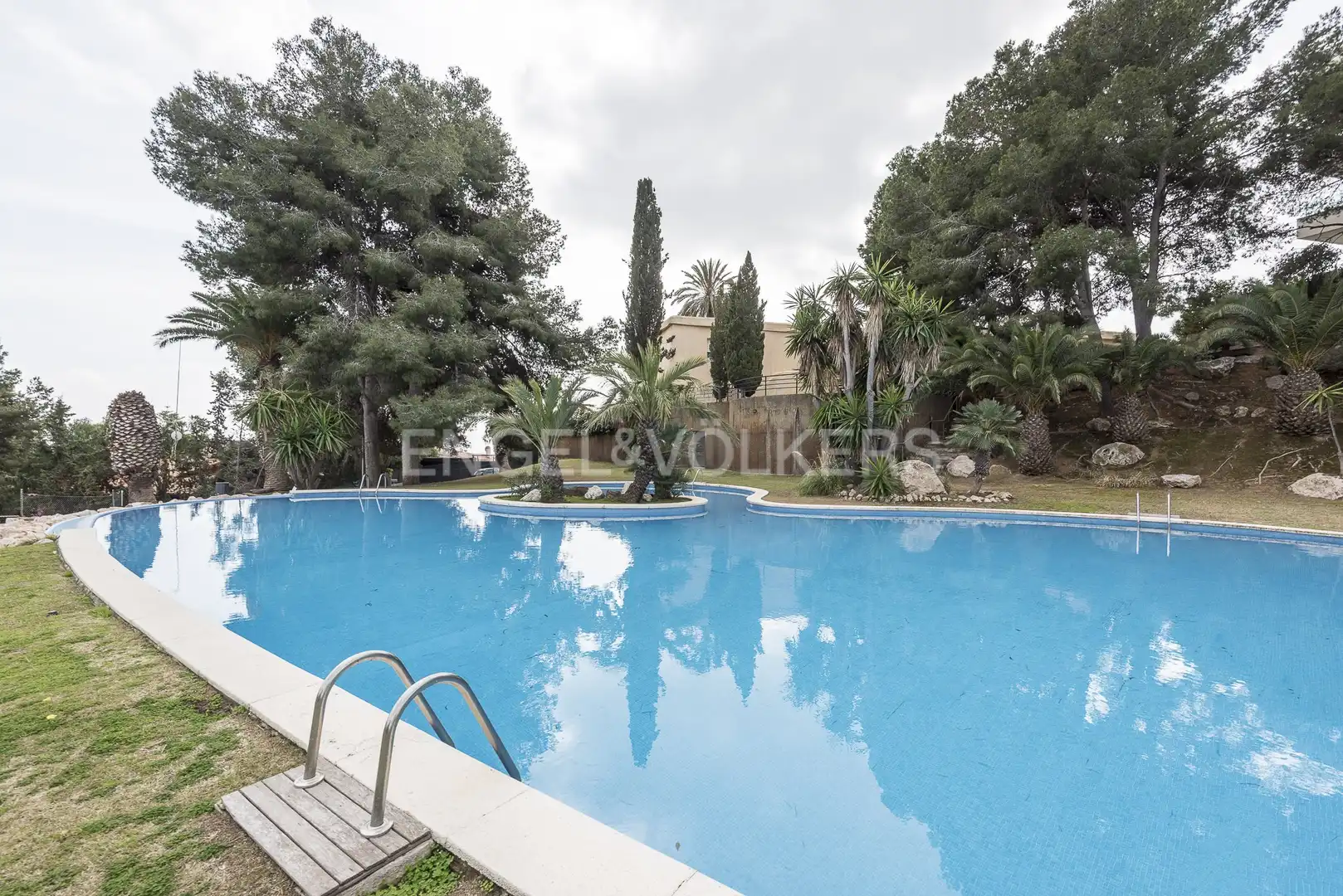 Piscina de Casa adosada en venda en Sitges amb Aire condicionat, Calefacció i Jardí privat