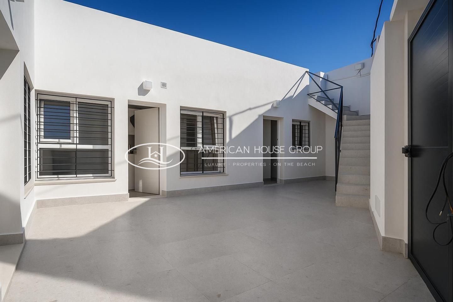 Vista exterior de Casa o xalet en venda en Chiclana de la Frontera amb Terrassa
