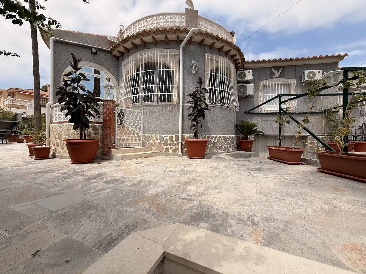 Vista exterior de Casa o xalet en venda en El Campello amb Aire condicionat, Calefacció i Jardí privat