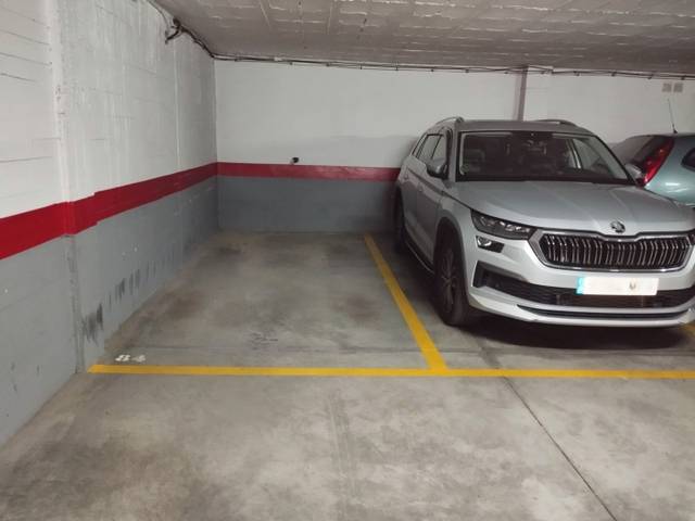 Garaje en Alquiler en Calle Francisco Jiménez Lomas, 4 en Los Guindos - Parque Mediterráneo - Santa Paula