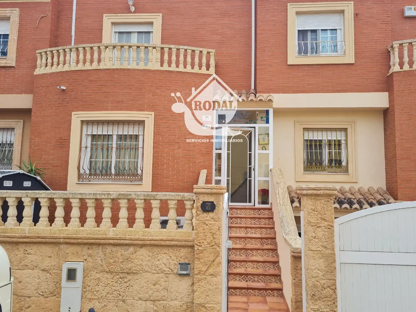 Außenansicht von Einfamilien-Reihenhaus zum Verkauf in Huércal de Almería mit Klimaanlage, Heizung und Terrasse