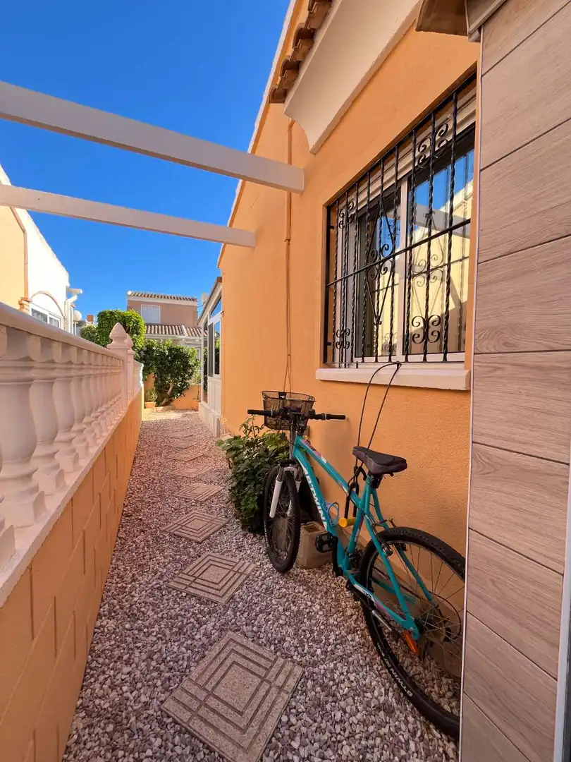 Vista exterior de Casa o xalet en venda en Orihuela amb Aire condicionat, Calefacció i Terrassa