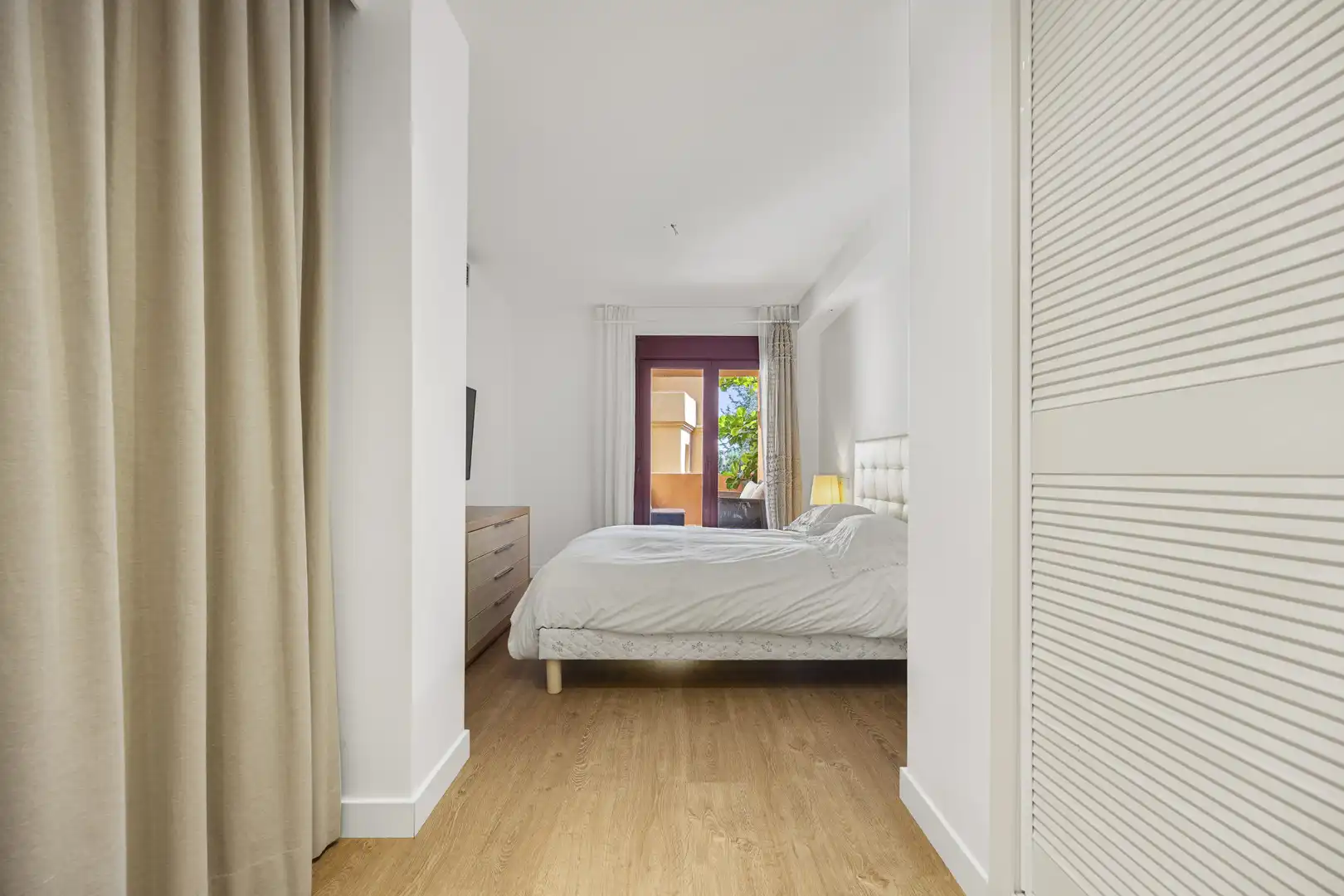 Habitación de Apartamento en venta en Benahavís con Aire acondicionado, Terraza y Piscina