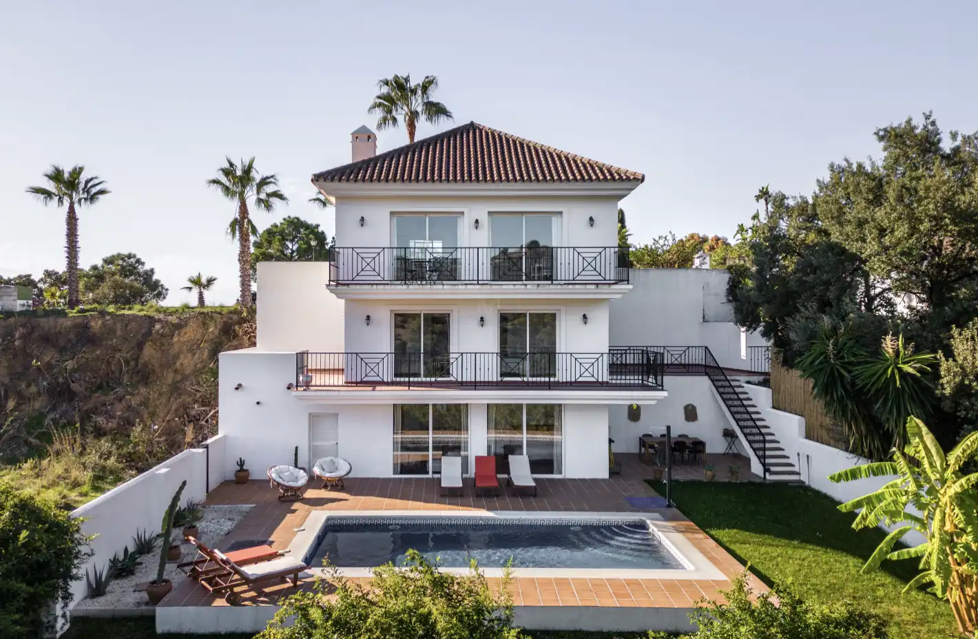 Vista exterior de Casa o xalet en venda en Estepona amb Aire condicionat, Terrassa i Moblat