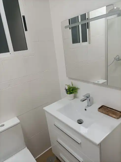 Badezimmer von Wohnungen zur Miete in Linares mit Klimaanlage, Heizung und Möbliert