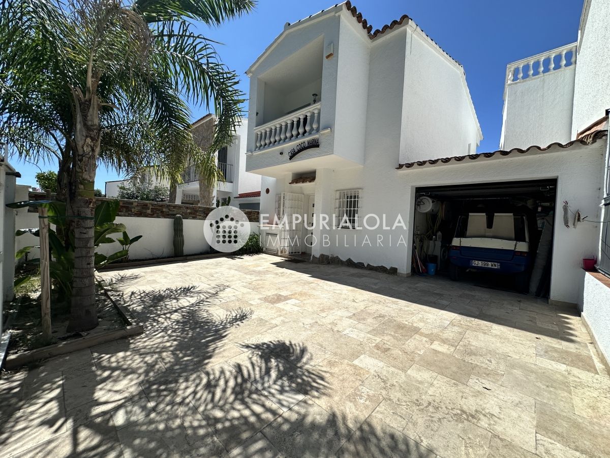 Vista exterior de Casa o chalet en venta en Empuriabrava con Aire acondicionado, Piscina y Amueblado