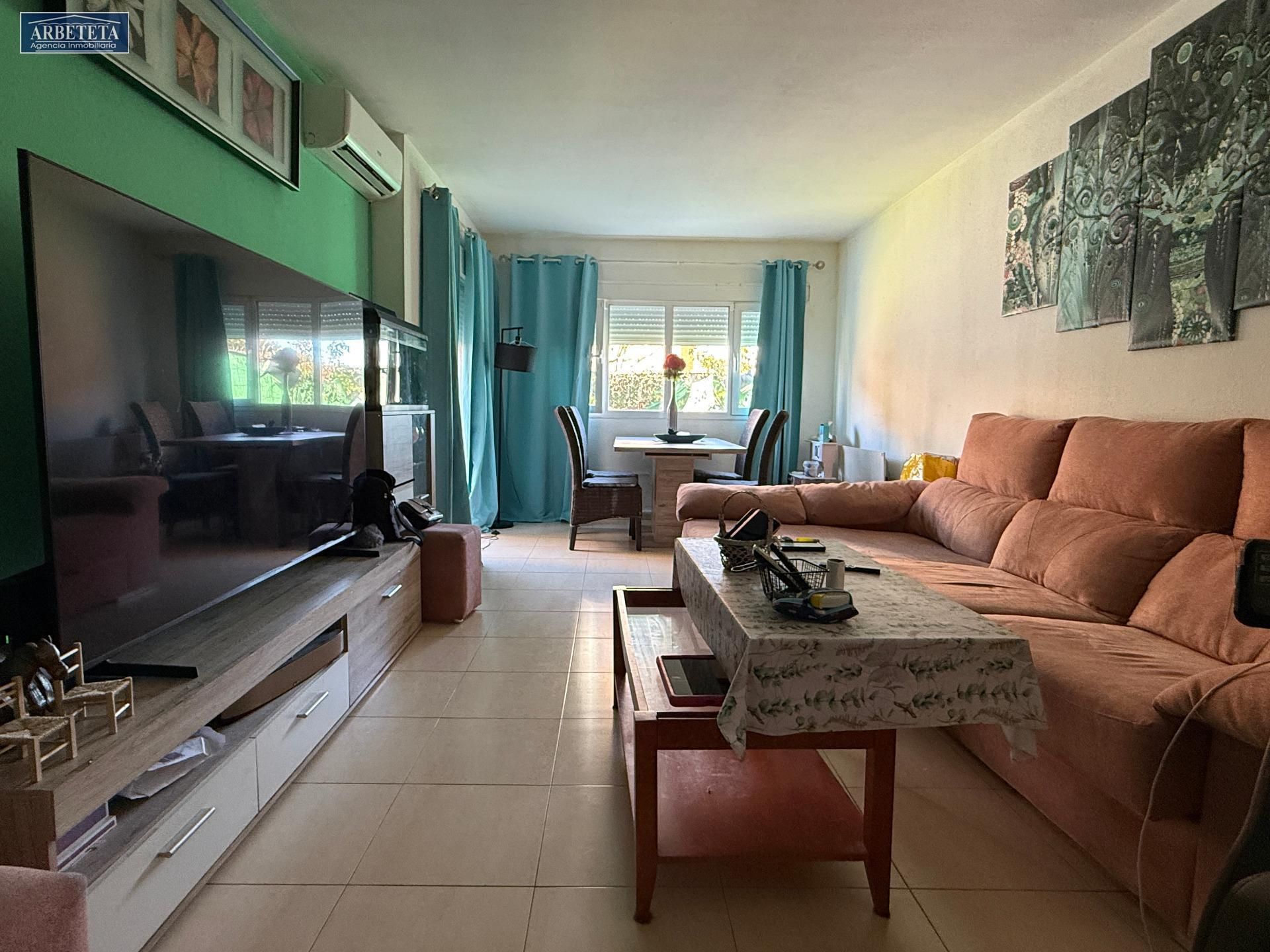 Sala d'estar de Casa adosada en venda en Torija amb Aire condicionat i Terrassa