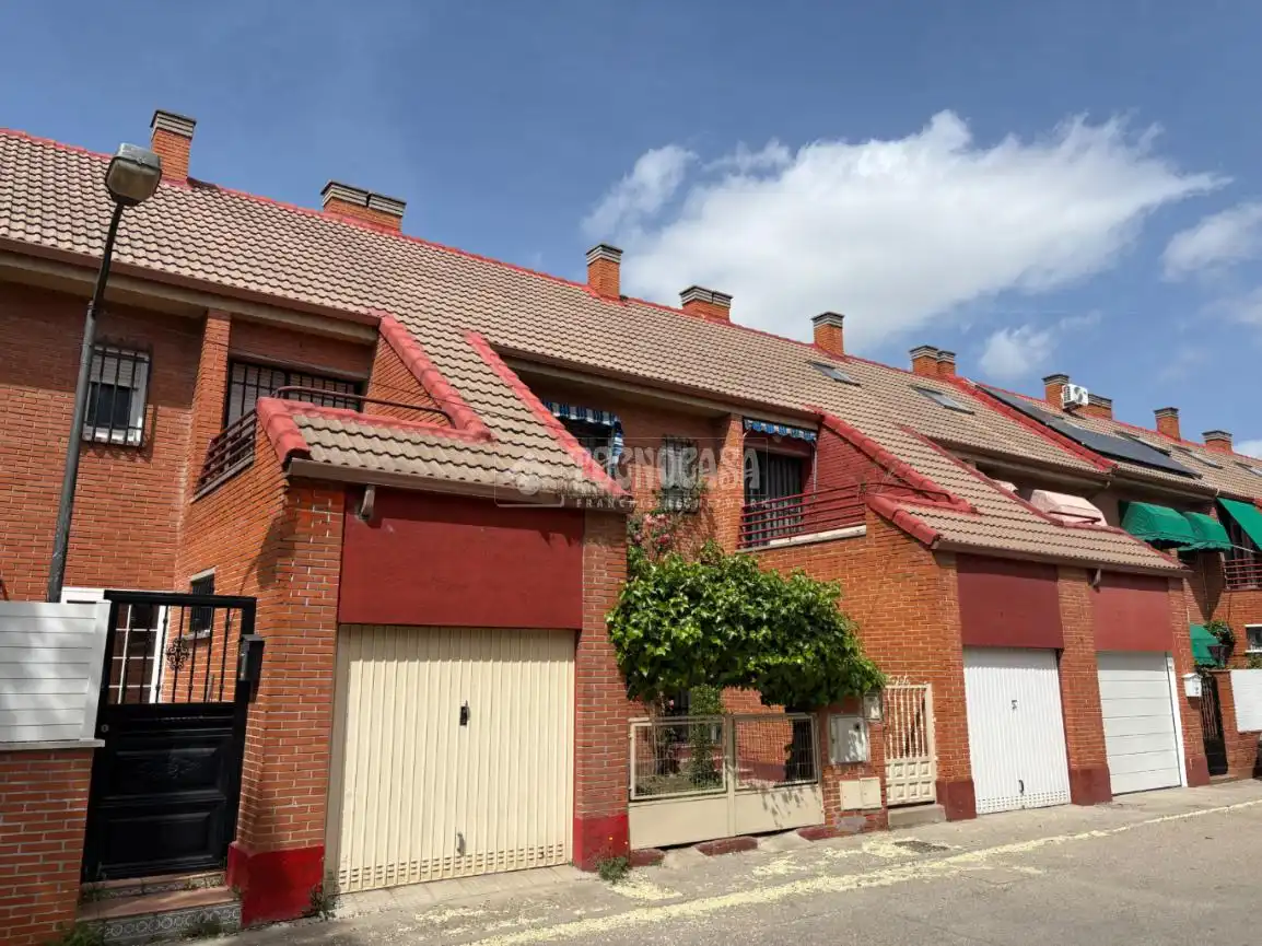 Vista exterior de Casa adosada en venta en Getafe con Calefacción, Jardín privado y Terraza