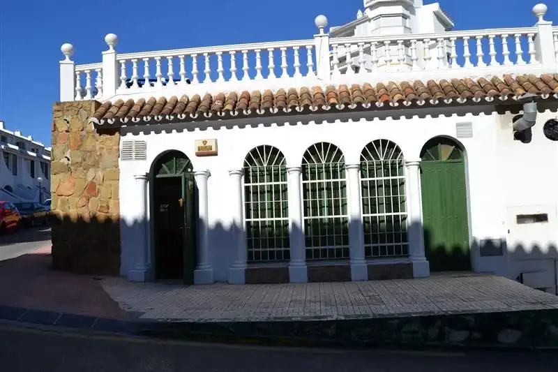 Vista exterior de Local en venda en Mijas amb Aire condicionat i Moblat