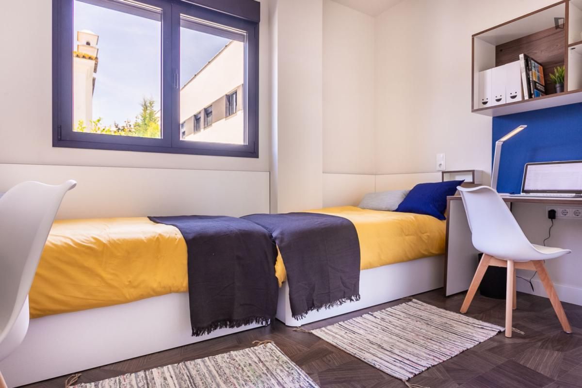 Bedroom of Flat to share in  Sevilla Capital  with Air Conditioner, Heating and Swimming Pool