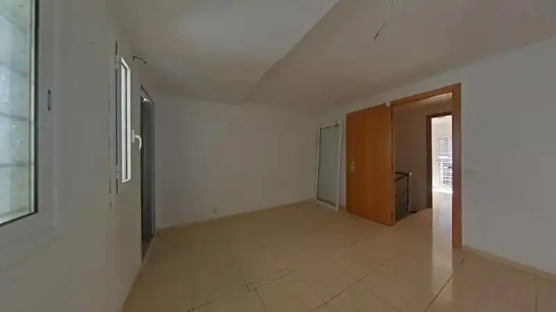 Badalona (Barcelona). "OKUPADO" (no se puede visitar ni hipotecar)., imatge 4