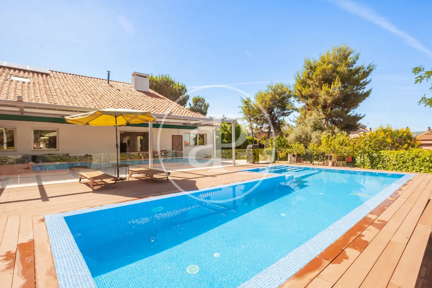 Piscina de Casa o chalet de alquiler en Madrid con Aire acondicionado, Calefacción y Jardín privado